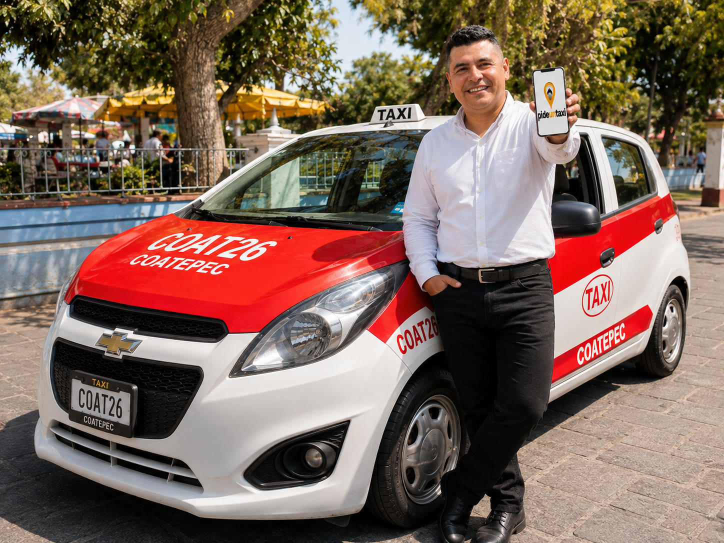 Conductor de PideUnTaxi.com junto a un taxi